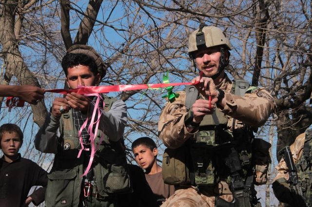 Symbolickým přestřihnutím pásky byl projekt předán představitelům místní rady