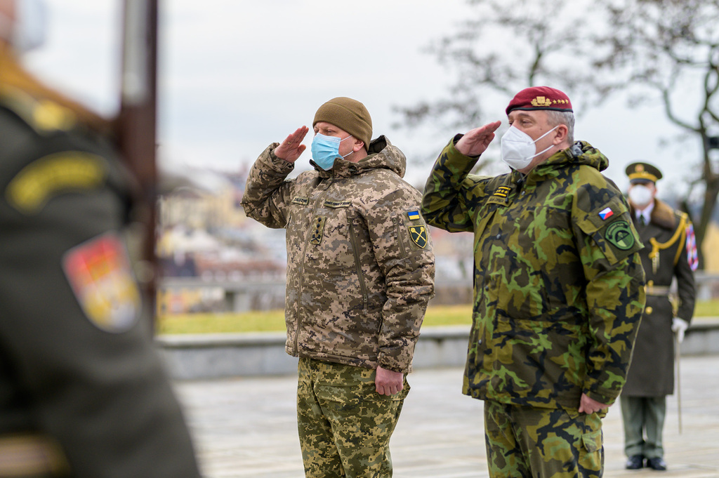 Generálporučík Valerij Zalužnyj a armádní generál Aleš Opata položili věnec u hrobu Neznámého vojína na Vítkově