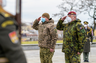 Generálporučík Valerij Zalužnyj a armádní generál Aleš Opata položili věnec u hrobu Neznámého vojína na Vítkově