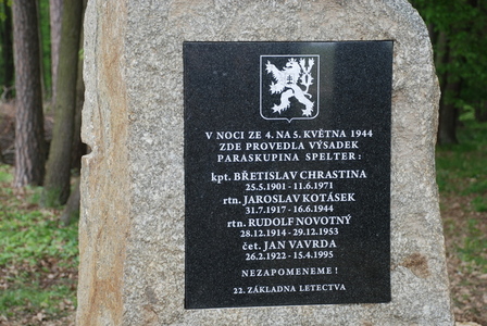 pamětní deska se jmény výsadkářů skupiny Spelter