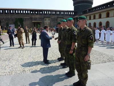 Studenti UO přebírají pohár od starosty města