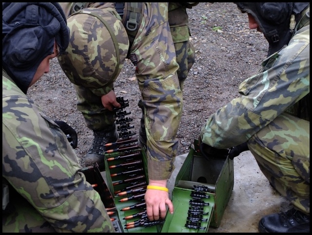  Vkládání kulometné munice do nábojové schránky;