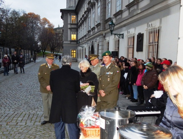 Výstava mapuje působení hnutí Na vlastních nohou - Stonožka během 25 let. (5)