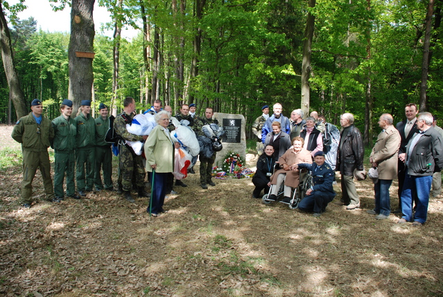 společné foto pamětníků a příslušníků 22. základny letectva