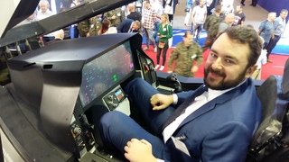 Náměstek ministra Filip Říha v kokpitu modelu stíhacího letounu F-35 Lightning II