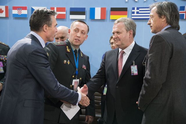 Martin Stropnický a Anders F. Rasmussen před jednáním s ukrajinskou delegací