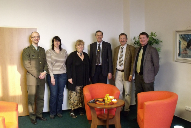 Návštěva oddělení ostatních jazyků - zleva: pplk Šmíd, Mgr Čásová, PhDr. Sedláková, gen. Walther, plk. Ernst, plk. Gratzer