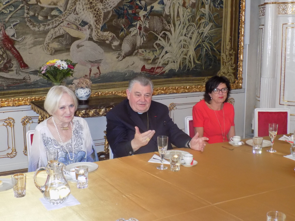 Na Pražském arcibiskupství se předání zúčastnili kardinál Dominik Duka a zakladatelka hnutí Stonožka Běla Jensen