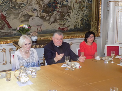 Na Pražském arcibiskupství se předání zúčastnili kardinál Dominik Duka a zakladatelka hnutí Stonožka Běla Jensen