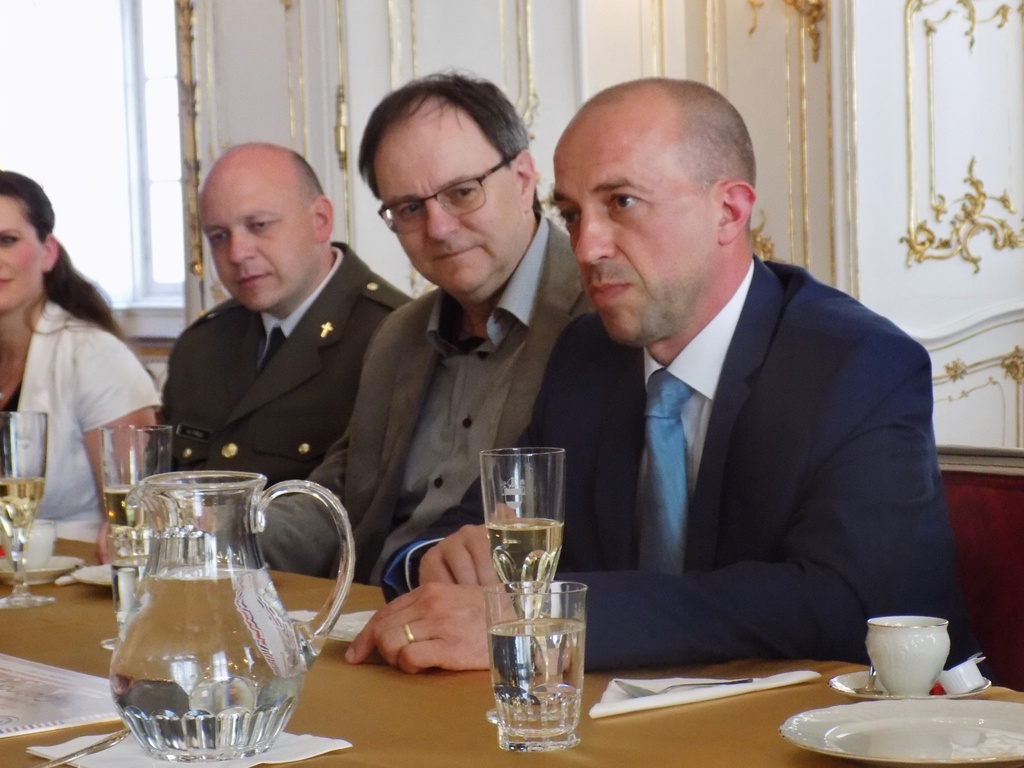 Šek na vybraný obnos převzal ředitel Fakultní nemocnice Plzeň Václav Šimánek