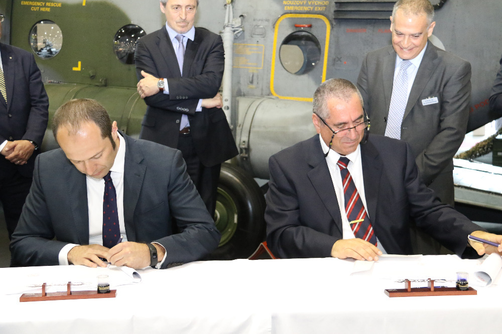 Náměstek pro řízení sekce vyzbrojování a akvizic Ministerstva obrany Pavel Beran při podpisu smlouvy s Rafael Advanced Defense Systems Ltd. na dodávku laserových ozařovacích a průzkumných kontejnerů. 