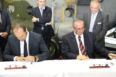 Náměstek pro řízení sekce vyzbrojování a akvizic Ministerstva obrany Pavel Beran při podpisu smlouvy s Rafael Advanced Defense Systems Ltd. na dodávku laserových ozařovacích a průzkumných kontejnerů. 