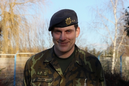 Strakonický voják pomohl ženě, která byla zraněna při autonehodě