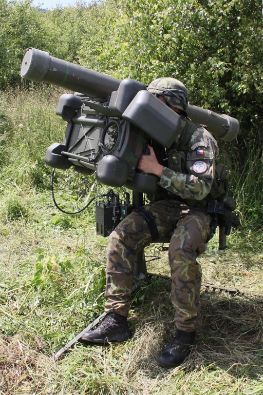Český operátor protiletadlového raketového kompletu RBS-70 vyhledává cíl. 