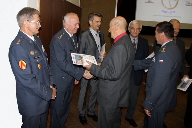 Z rukou generálporučíka v. v. Karola Senešiho obdržel pamětní list společně s mincí také bývalý velitel strakonického útvaru plukovník v. v. Josef Slavík
