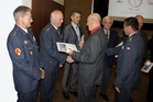 Z rukou generálporučíka v. v. Karola Senešiho obdržel pamětní list společně s mincí také bývalý velitel strakonického útvaru plukovník v. v. Josef Slavík