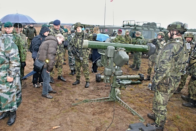 Česká delegace během prohlídky zbraňového systému RBS-70. 

