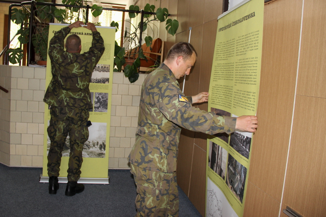 Vojáci instalují panely výstavy. 