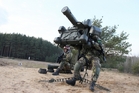 Český operátor protiletadlového raketového kompletu RBS-70 vyhledává cíl.