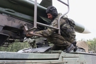 Rotný Petr Potužník připojuje rakety 3M9 na odpalovací zařízení 2P25. 