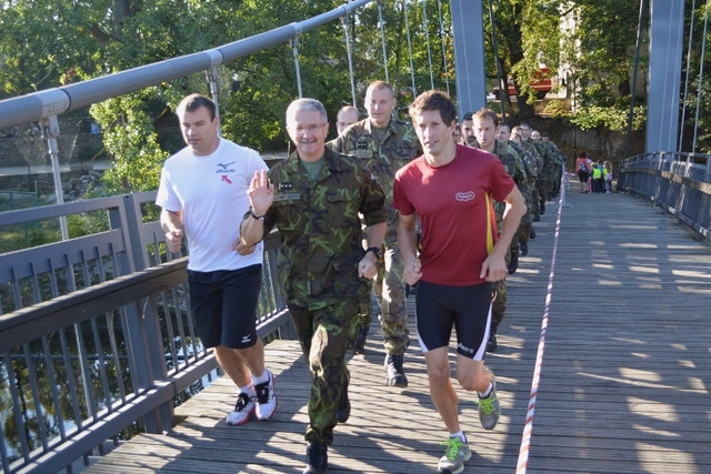 Kladivář Lukáš Melich, velitel strakonického útvaru plukovník Vladimír Barca a pětibojař  Ondřej Polívka (zleva) běželi jako první