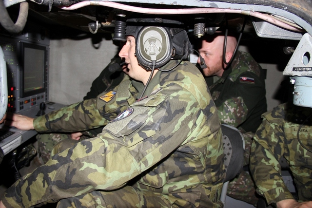 Příslušníci 251. protiletadlového oddílu předvedli slovenským vojákům, jakým způsobem probíhá výcvik obsluh protiletadlového raketového komplexu 2K12 KUB