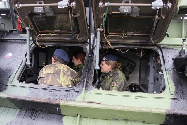 Studenti se seznámili s řídícím a naváděcím radiolokátorem SURN CZ