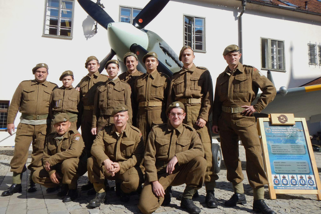 Rotmistr Lukáš Zrzavecký (v horní řadě druhý zprava) se zúčastnil se svými kolegy z klubu vojenské historie Čeští lvi loňského křtu knihy Muži na správné straně. K vidění zde byla také maketa legendární stíhačky Spitfire Mk.IX.