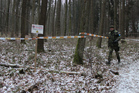 Vojáci střeží vnější perimetr areálu muničního skladu ve Vrběticích. 