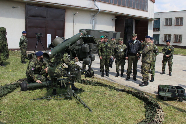 Náčelníkovi Generálního štábu AČR byla prezentována technika z výzbroje strakonického útvaru.