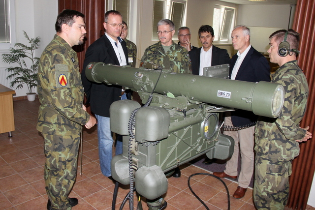 Náměstkovi pro řízení sekce vyzbrojování a akvizic Ministerstva obrany Danielu Koštovalovi byl prezentován trenažér protiletadlového raketového kompletu RBS-70
