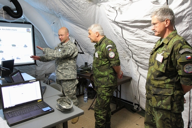 Příslušník ozbrojených sil USA Wesley Dohogn představil generálovi Jaromíru Šebestovi (uprostřed) a plukovníkovi Vladimíru Barcovi pracoviště systému velení a řízení FAAD. 