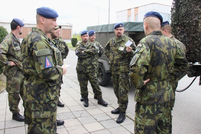 Vydání posledních pokynů před odjezdem ze strakonické posádky. 