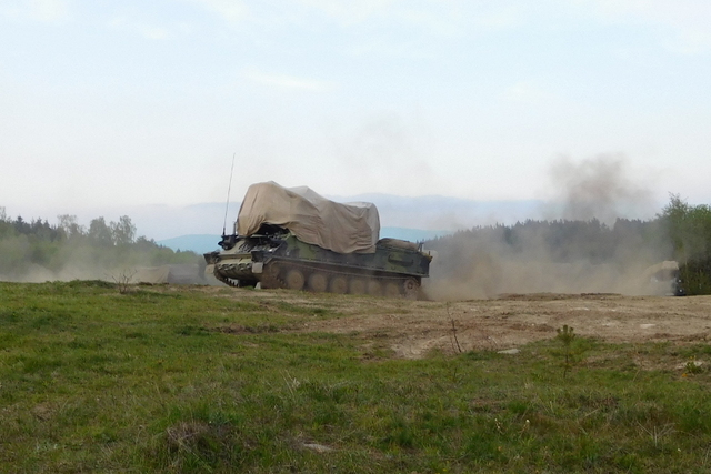 Radiolokátor SURN CZ zajíždí do palebného postavení. 