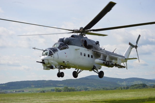 Vrtulník přistává na plochu strakonického letiště. Během následujících tří hodin nebylo možné jej takto samostatně vyfotit, byl totiž doslova v obležení lidí. 