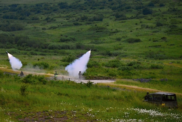 Salva protiletadlových raketových kompletů S-2M. 