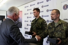 Výkonný ředitel konsorcia Saab Lennart Sindahl předává ocenění rotnému Denisu Humrovi