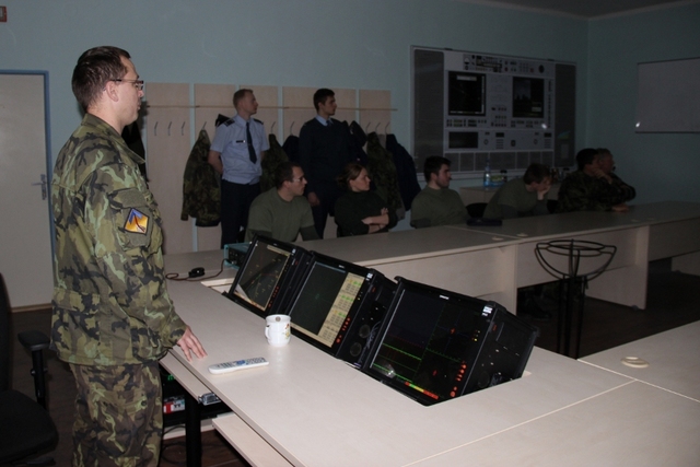 Studenti se také dozvěděli, jak probíhá výcvik obsluh protiletadlového raketového komplexu 2K12 KUB za využití imitátoru vzdušné situace PIZZA