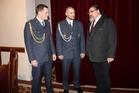 Poručík Petr Michek a praporčík Michael Šnajdar (zleva) v rozhovoru se starostou Břetislavem Hrdličkou. 