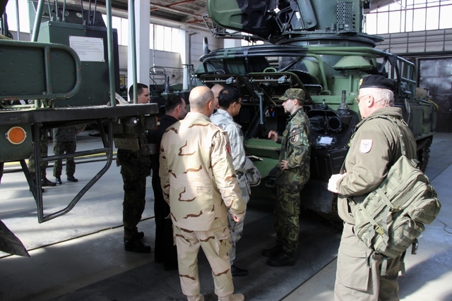 Během prohlídky řídícího a naváděcího radiolokátoru SURN CZ. 