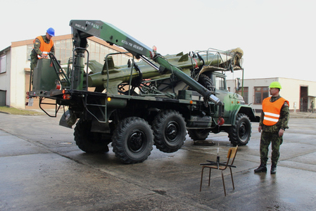 Jeřábníci cvičili s kyblíkem vody či krabičkou od sirek