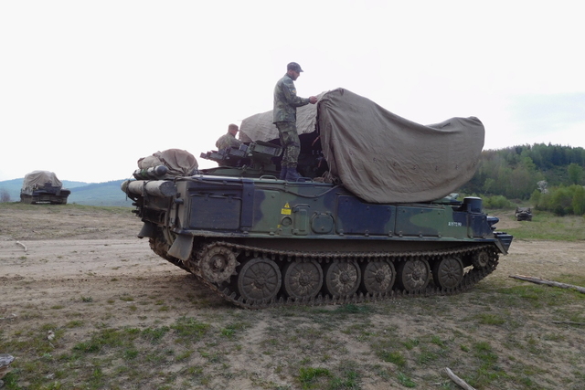 Vojáci připravují techniku na výcvik. 