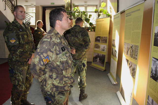 Praporčík Miroslav Majer a rotmistr František Doležal (zleva) během návštěvy výstavy. 