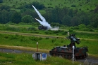 Salva protiletadlových raketových kompletů S-2M z vozidla. 