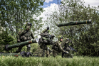 Litevští vojáci při přebíjení protiletadlového kompletu RBS-70. 