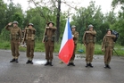 Příslušníci strakonické jednoty Československé obce legionářské jako čestná stráž u státní vlajky. 