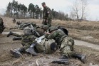 Při nastřelení jednotky kryjí vojáci raněného vlastním tělem. Na jejich činnost bedlivě dohlíží instruktor CLS (z březnového výcviku).