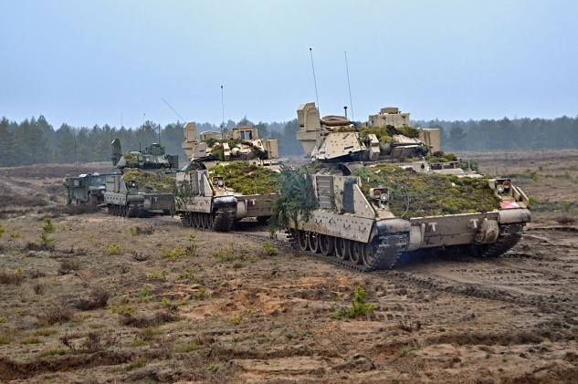 Četa obrněných vozidel Bradley. 