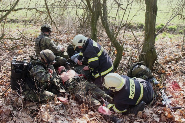Zdravotnický výcvik absolvovali také vojenští hasiči 21. základny taktického letectva z Čáslavi