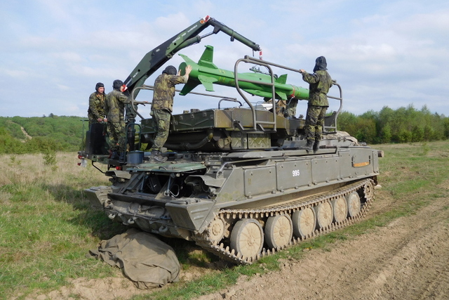 Nabíjení odpalovacího zařízení 2P25. 